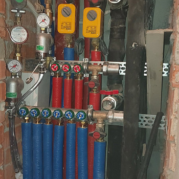 Монтаж систем водоснабжения и отопления в квартире трубами Rehau